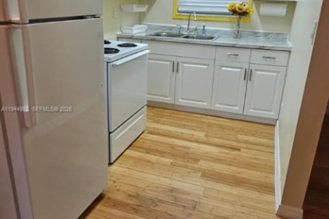 Condo in Hollywood, Florida, 1 bedroom  № 2003016 - photo 4