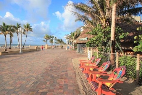 Condo in Hollywood, Florida, 1 bedroom  № 2003016 - photo 13