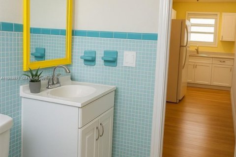 Condo in Hollywood, Florida, 1 bedroom  № 2003016 - photo 8