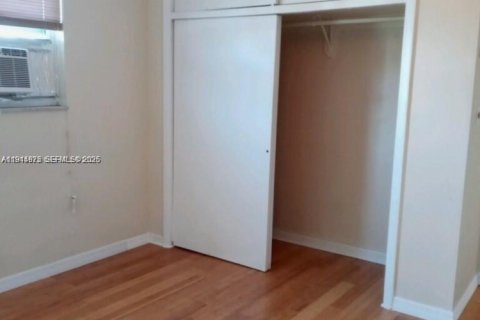 Condo in Hollywood, Florida, 1 bedroom  № 2003016 - photo 7