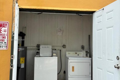 Condo in Hollywood, Florida, 1 bedroom  № 2003016 - photo 10