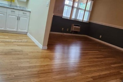 Condo in Hollywood, Florida, 1 bedroom  № 2003016 - photo 5