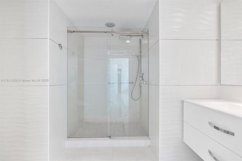 Condo in Sunny Isles Beach, Florida, 2 bedrooms № 1959893 - photo 17