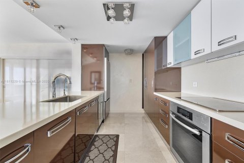 Condo in Sunny Isles Beach, Florida, 2 bedrooms № 1959893 - photo 9