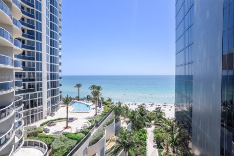 Condo in Sunny Isles Beach, Florida, 2 bedrooms № 1959893 - photo 5