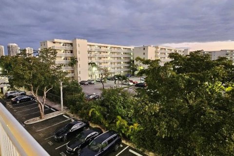 Condominio en alquiler en Aventura, Florida, 1 dormitorio, 93.37 m2 № 1998379 - foto 13