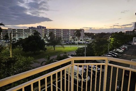 Condominio en alquiler en Aventura, Florida, 1 dormitorio, 93.37 m2 № 1998379 - foto 12