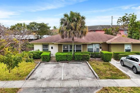 House in Pompano Beach, Florida 2 bedrooms, 87.14 sq.m. № 2361612