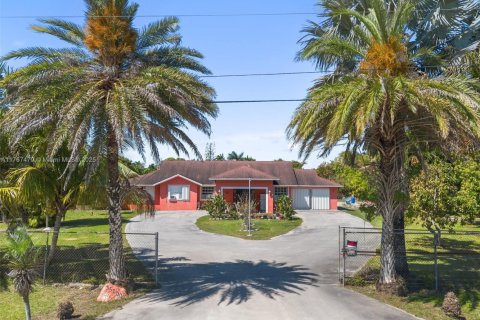 Villa ou maison à vendre à Homestead, Floride: 5 chambres, 387.03 m2 № 1726891 - photo 1