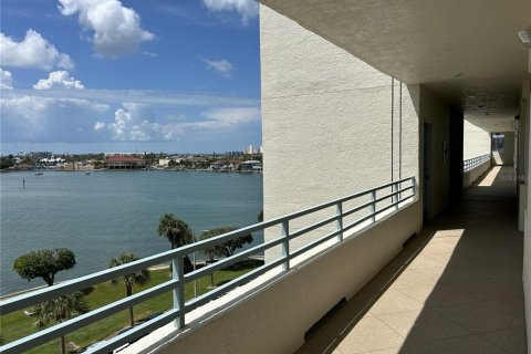 Condo in South Pasadena, Florida, 2 bedrooms № 2391229 - photo 28