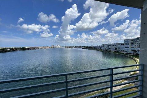 Condo in South Pasadena, Florida, 2 bedrooms № 2391229 - photo 25