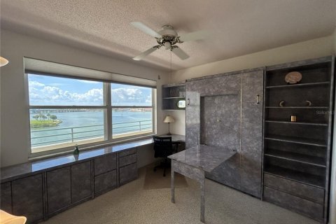Condo in South Pasadena, Florida, 2 bedrooms № 2391229 - photo 11
