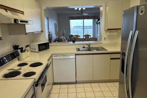 Condo in South Pasadena, Florida, 2 bedrooms № 2391229 - photo 5