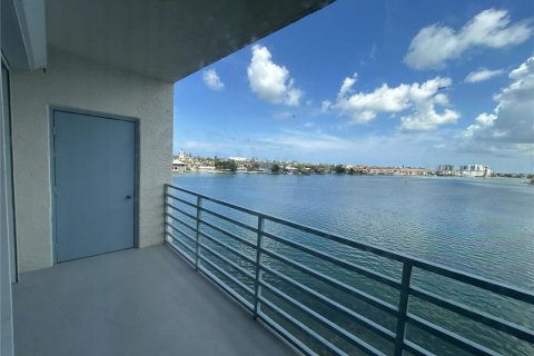 Condo in South Pasadena, Florida, 2 bedrooms № 2391229 - photo 24