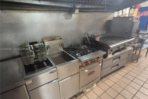 Commercial property in Miami Beach, Florida № 1996944 - photo 3