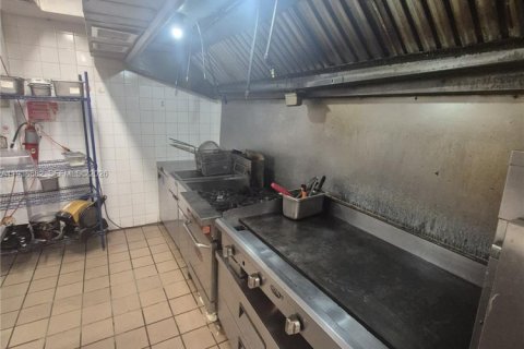 Commercial property in Miami Beach, Florida № 1996944 - photo 5