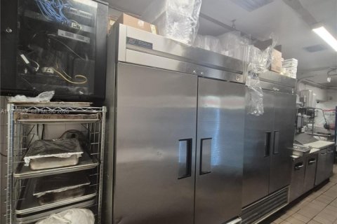 Commercial property in Miami Beach, Florida № 1996944 - photo 4