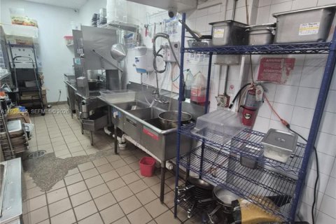 Commercial property in Miami Beach, Florida № 1996944 - photo 8