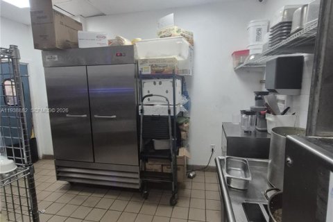 Commercial property in Miami Beach, Florida № 1996944 - photo 9