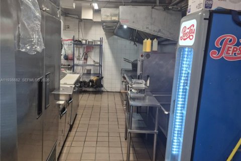 Commercial property in Miami Beach, Florida № 1996944 - photo 2