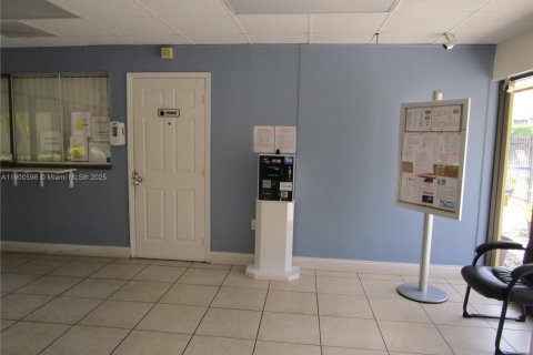 Condo in Tamarac, Florida, 2 bedrooms  № 2015043 - photo 9