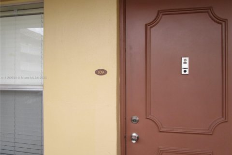 Condo in Tamarac, Florida, 2 bedrooms  № 2015043 - photo 16