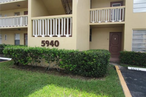 Condo in Tamarac, Florida, 2 bedrooms  № 2015043 - photo 14