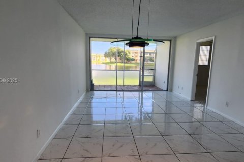 Condo in Tamarac, Florida, 2 bedrooms  № 2015043 - photo 24