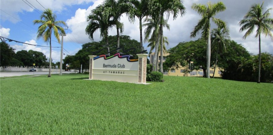 Condo in Tamarac, Florida, 2 bedrooms  № 2015043