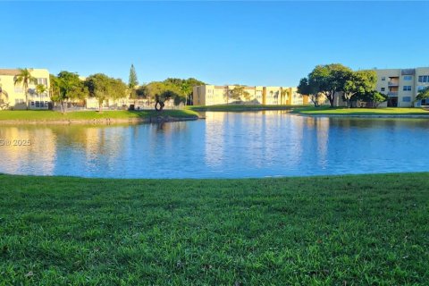 Condo in Tamarac, Florida, 2 bedrooms  № 2015043 - photo 17