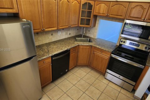 Condo in Tamarac, Florida, 2 bedrooms  № 2015043 - photo 22