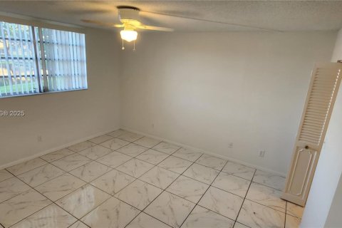 Condo in Tamarac, Florida, 2 bedrooms  № 2015043 - photo 18