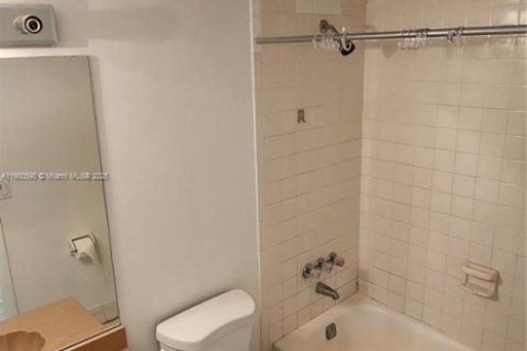 Condo in Tamarac, Florida, 2 bedrooms  № 2015043 - photo 20