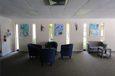 Condo in Tamarac, Florida, 2 bedrooms  № 2015043 - photo 3