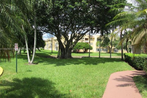 Condo in Tamarac, Florida, 2 bedrooms  № 2015043 - photo 4