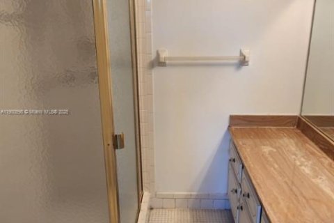 Condo in Tamarac, Florida, 2 bedrooms  № 2015043 - photo 25