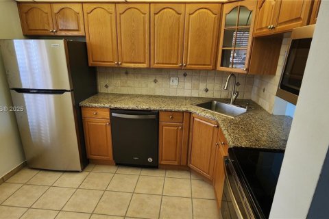 Condo in Tamarac, Florida, 2 bedrooms  № 2015043 - photo 23