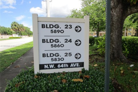 Condo in Tamarac, Florida, 2 bedrooms  № 2015043 - photo 13