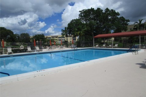 Condo in Tamarac, Florida, 2 bedrooms  № 2015043 - photo 11