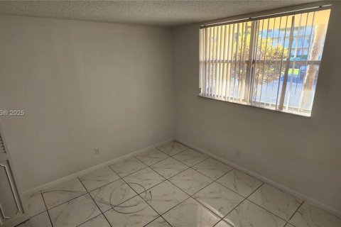 Condo in Tamarac, Florida, 2 bedrooms  № 2015043 - photo 19