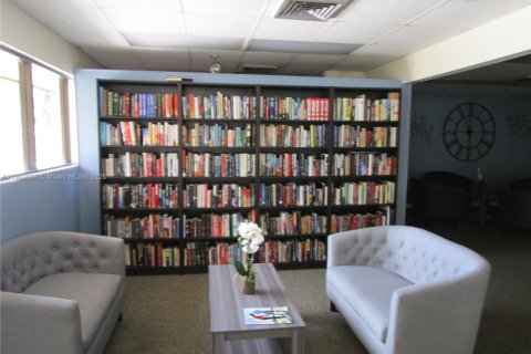 Condo in Tamarac, Florida, 2 bedrooms  № 2015043 - photo 8