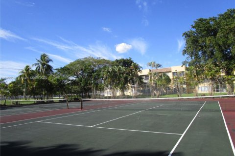 Condo in Tamarac, Florida, 2 bedrooms  № 2015043 - photo 26