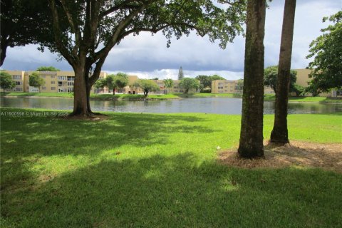 Condo in Tamarac, Florida, 2 bedrooms  № 2015043 - photo 12