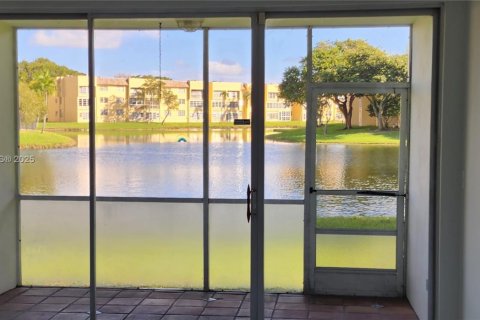 Condo in Tamarac, Florida, 2 bedrooms  № 2015043 - photo 21