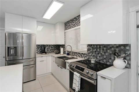 House in Miami Gardens, Florida 4 bedrooms, 131.83 sq.m. № 1691131 - photo 5