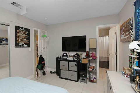 House in Miami Gardens, Florida 4 bedrooms, 131.83 sq.m. № 1691131 - photo 11
