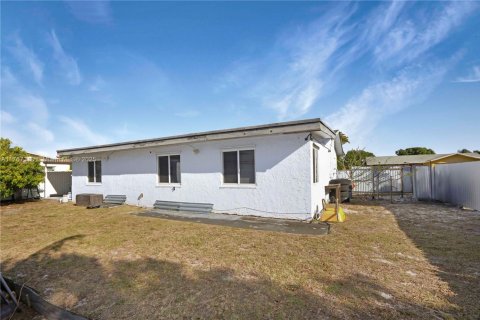 House in Miami Gardens, Florida 4 bedrooms, 131.83 sq.m. № 1691131 - photo 19