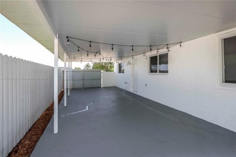 House in Miami Gardens, Florida 4 bedrooms, 131.83 sq.m. № 1691131 - photo 18