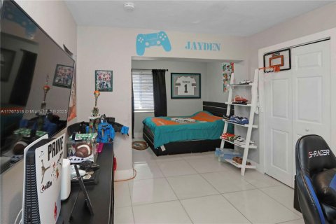 House in Miami Gardens, Florida 4 bedrooms, 131.83 sq.m. № 1691131 - photo 6