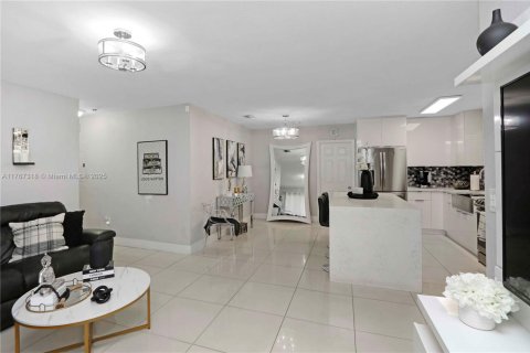 House in Miami Gardens, Florida 4 bedrooms, 131.83 sq.m. № 1691131 - photo 1